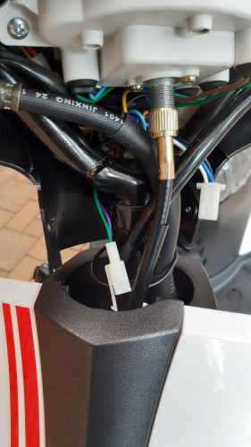 Stecher mit grün lila Kabel passt zum roten Stecker.jpg