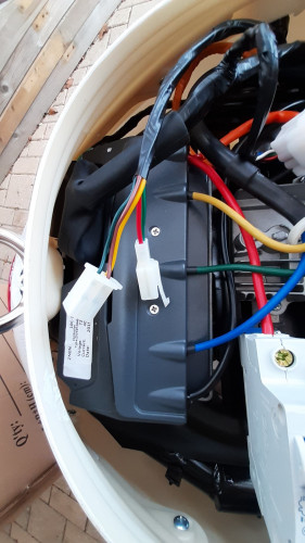 Unter der Sitzbank zwei Stecker ohne Gegenstück.jpg