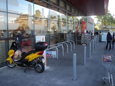 Roller an E-Tankstelle Spar schräg von der Seite.JPG