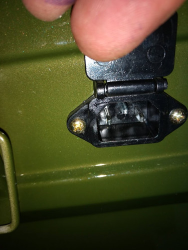 Ladebuchse Sitzbank.jpg