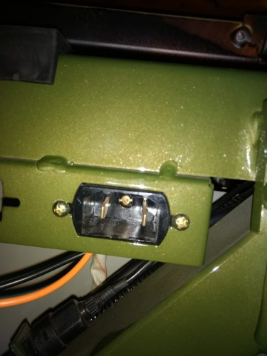 Buchse unter Ladefläche.jpg