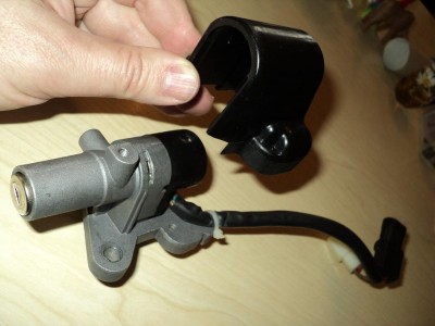 Zündschloß Plastikabdeckung abgehoben.jpg