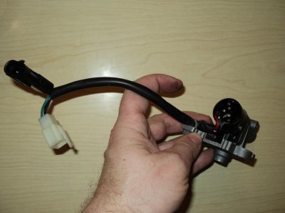 Rückseite des Zündschlosses Kontakte und Kabel samt Stecker.jpg